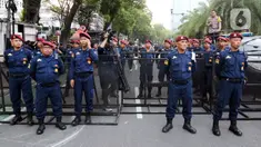 Petugas keamanan berjaga di kawasan Komisi Pemilihan Umum (KPU), Jakarta, Selasa (12/12/2023). Sebanyak 2.120 personel Polri mengamankan jalannya debat perdana calon presiden-calon wakil presiden (Capres-Cawapres) untuk Pemilihan Presiden (Pilpres) 2024. (Liputan6.com/Herman Zakharia)
