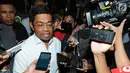 Menteri Sosial Idrus Marham menjawab pertanyaan wartawan usai menjalani pemeriksaan di KPK, Jakarta, Senin (21/5). Idrus diperiksa sebagai saksi untuk tersangka Anggota Komisi I DPR dari Fraksi Golkar, Fayakhun Andriadi. (Merdeka.com/Dwi Narwoko)