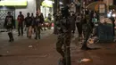 Tentara polisi militer Kolombia berpatroli di jalan-jalan selama pos pemeriksaan di Bogota (15/9/2021). Ratusan tentara telah berpatroli di jalan-jalan Bogotá sejak Rabu dalam upaya "sementara" oleh pihak berwenang untuk mengendalikan gelombang perampokan dengan kekerasan. (AFP/Juan Barreto)