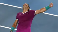 Rafael Nadal dari Spanyol melakukan selebrasi usai mengalahkan Matteo Berrettini dari Italia pada pertandingan semifinal kejuaraan tenis Australia Terbuka di Melbourne, Australia, Jumat (28/1/2022). Rafael Nadal menang atas Matteo Berrettini dengan skor 6-3, 6-2, 3-6, 6-3. (AP Photo/Tertius Pickard)