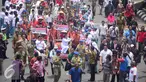 Walikota Semarang Hendar Prihadi dan Wakilnya Hevearita Gunaryanti saat di arak dengan becak usai pelantikan di Semarang , Rabu (17/2). 17 pasangan kepala daerah diambil sumpah jabatan masing-masing untuk daerah Jawa Tengah. (Liputan6.com/Gholib)