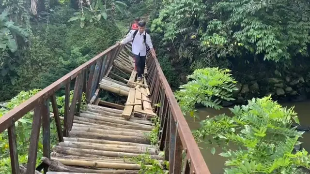 Urat Nadi yang Rapuh: Kisah Warga Bergantung pada Jembatan Berbahaya di Sukabumi