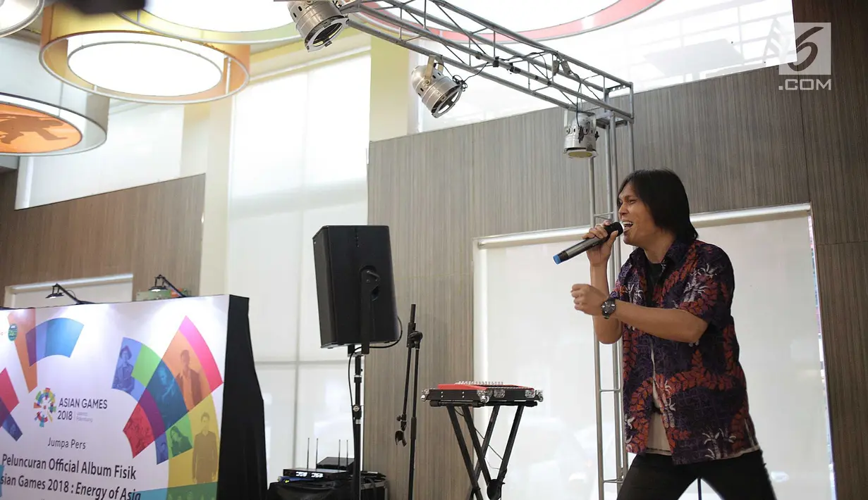 Penyanyi Once saat peluncuran CD album resmi Asian Games 2018 yang berjudul 'Energy of Asia' di kawasan Jakarta, Kamis (19/7). Album 'Energy of Asia' menyajikan musik pop, balada, reggae, rap, dangdut sampai EDM. (Liputan6.com/Faizal Fanani)