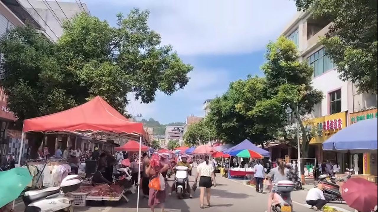 Momen Wanita Indonesia Bersama Suami Ganteng Belanja Kebutuhan Sehari-hari ke Pasar Tradisional di Cina