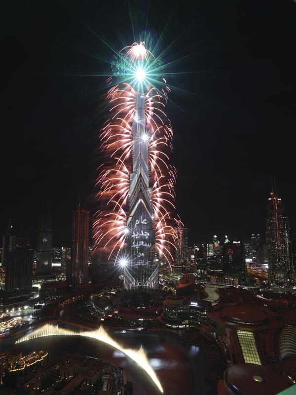 Kembang api meledak di Burj Khalifa, gedung tertinggi di dunia, untuk menandai Tahun Baru di Dubai, Uni Emirat Arab, Jumat, 1 Januari 2021. (AP Photo/Kamran Jebreili)