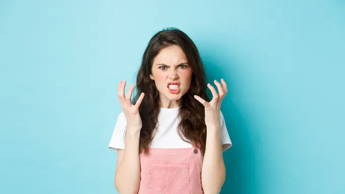 Seorang perempuan sedang terbakar oleh amarahnya (Foto Dok: Freepik/benzoix)