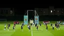 Para pemain Spanyol melakukan pemanasan saat sesi latihan di Universitas Qatar, di Doha, Qatar, Selasa, 22 November 2022. Spanyol akan memainkan pertandingan pertamanya di Grup E Piala Dunia melawan Kosta Rika. (AP Photo/ Julio Cortez)