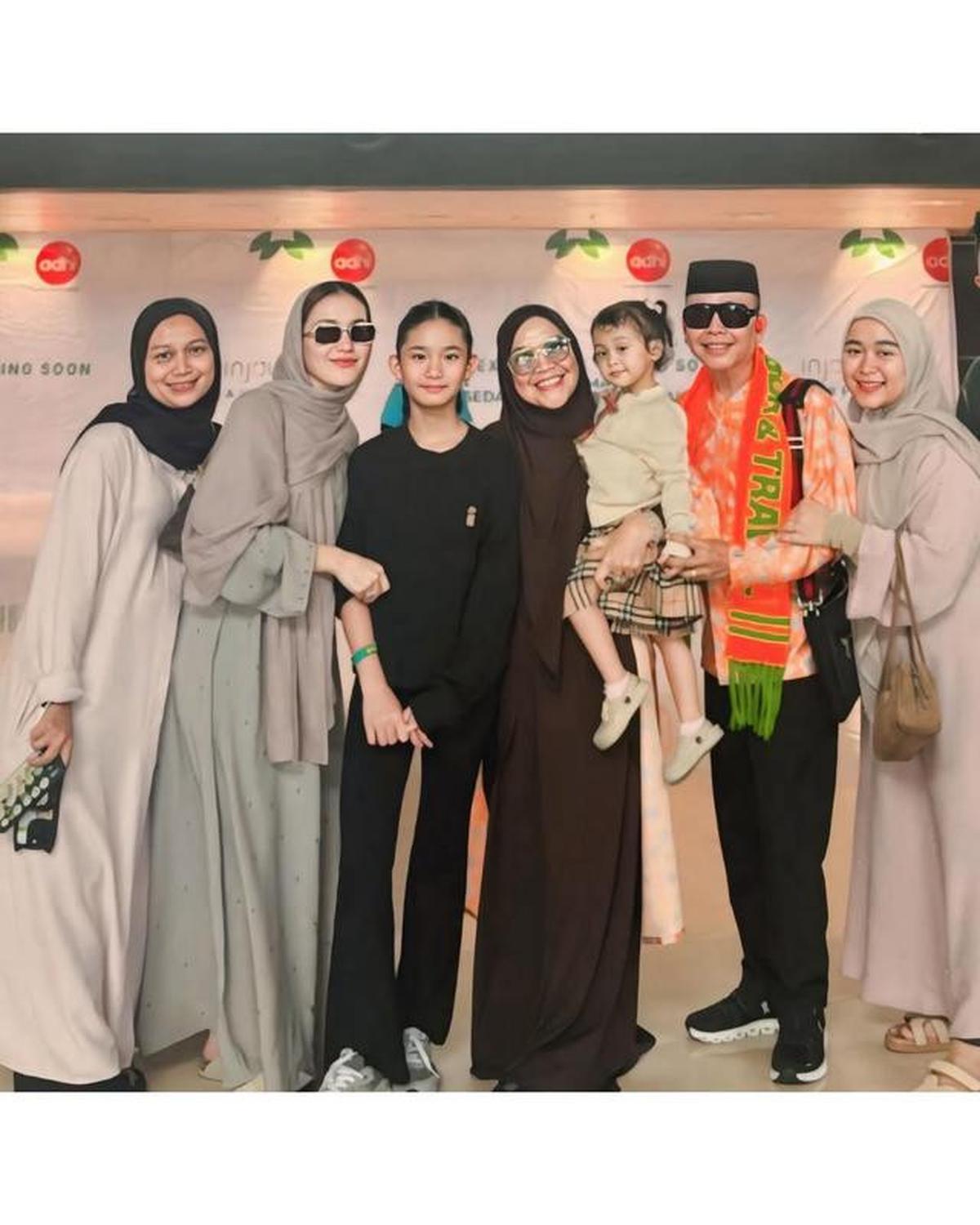 Model Gamis Ayu Ting Ting saat Antar Orang Tua Berangkat Umroh, Simpel Cocok untuk Sehari-hari