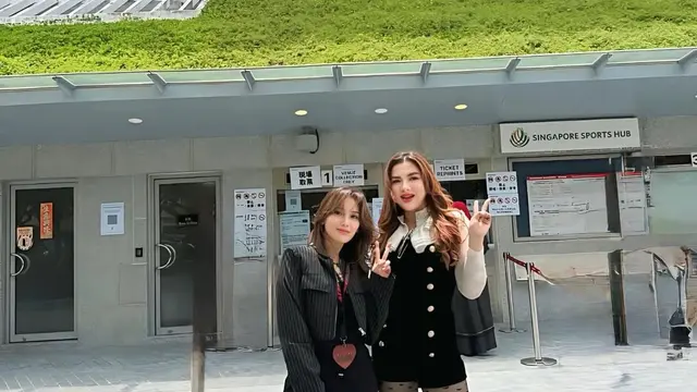 Gaya Duo Ibu Ayu Ting-Ting dan Vicky Shu Ngebucin Saat Konser ATEEZ di Singapura, Tampil Edgy dengan Boots