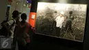 Pengunjung mengamati foto Jokowi yang terpampang dalam roadshow pameran foto APFI 2016 di Galeri Foto Jurnalistik Antara, Jakarta, Minggu (9/10). Pameran ini digelar setiap tahun (Liputan6.com/Gempur M. Surya)