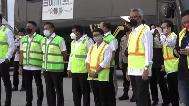 Menlu Retno Marsudi dan Wamenhan menerima kedatangan WNI yang dievakuasi dari Ukraina.