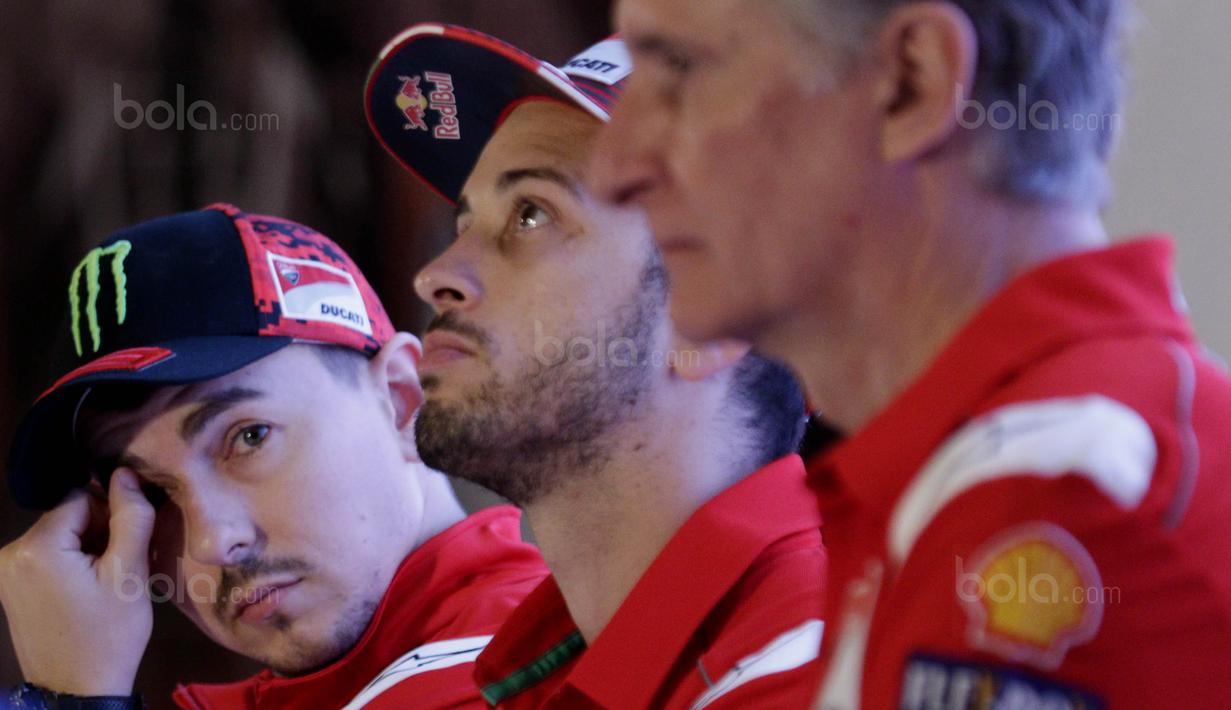 Pebalap Ducati, Andrea Dovizioso (tengah) dan Jorge Lorenzo, saat jumpa pers di Hotel Sheraton, Jakarta, Kamis (1/2/2018). Acara bertajuk "Libas Tantanganmu" ini merupakan rangkaian kampanye dari Shell Advance. (Bola.com/M Iqbal Ichsan)