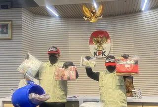 KPK Sita Rp 1,2 M Usai OTT Bupati Klaten.