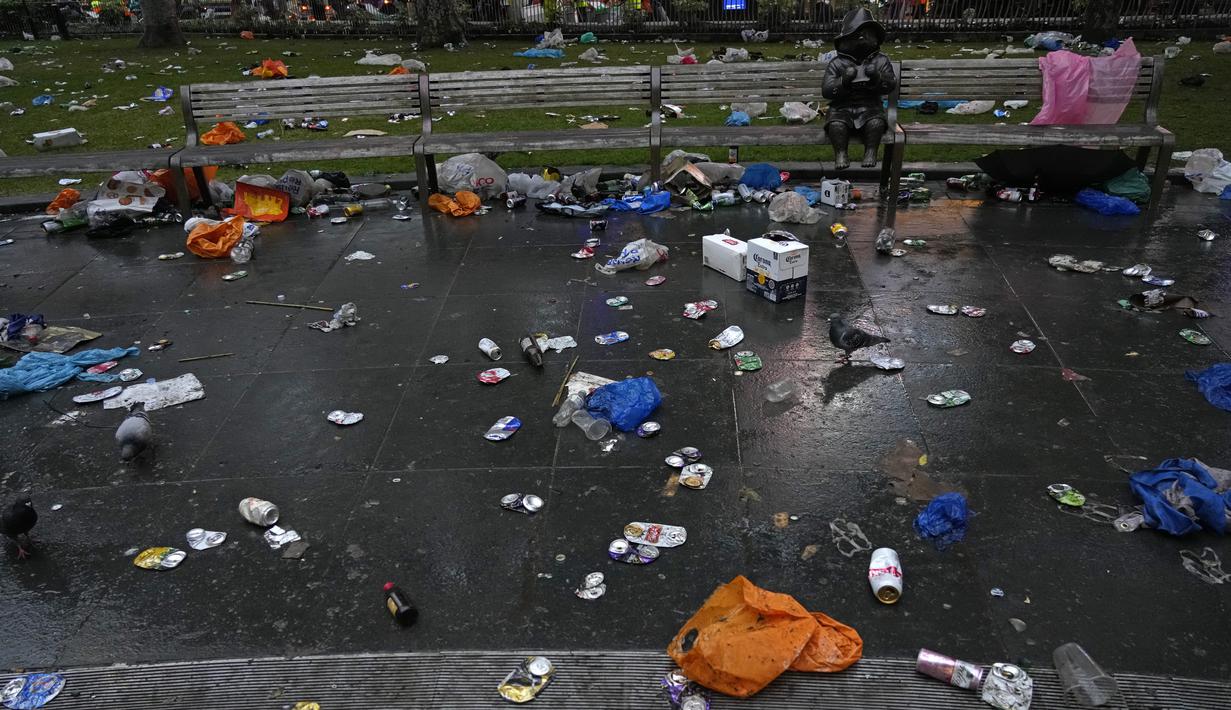 Sebuah patung Paddington Bear terlihat di antara sampah yang ditinggalkan oleh penggemar Skotlandia yang berpesta sebelum pertandingan grup D antara Inggris melawan Skotlandia di Leicester Square di London, Jumat (18/6/2021).  (AP Photo/Kirsty Wigglesworth)