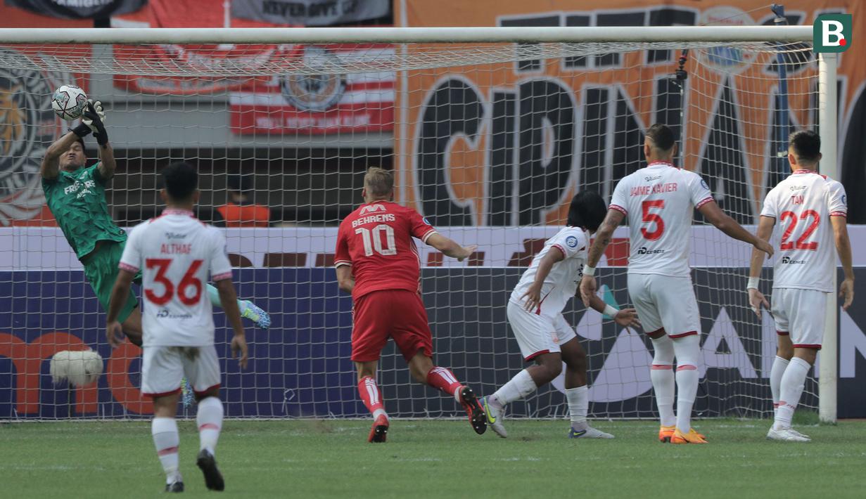 <p>Kiper Persis Solo, Muhammad Riyandi (tengah) berusaha menangkap bola dari ancaman pemain Persija Jakarta dalam laga pekan ke-2 BRI Liga 1 2022/2023 antara Persija Jakarta melawan Persis Solo di Stadion Patriot Candrabhaga, Bekasi, Minggu (31/7/2022) sore WIB. (Bola.com/Ikhwan Yanuar)</p>