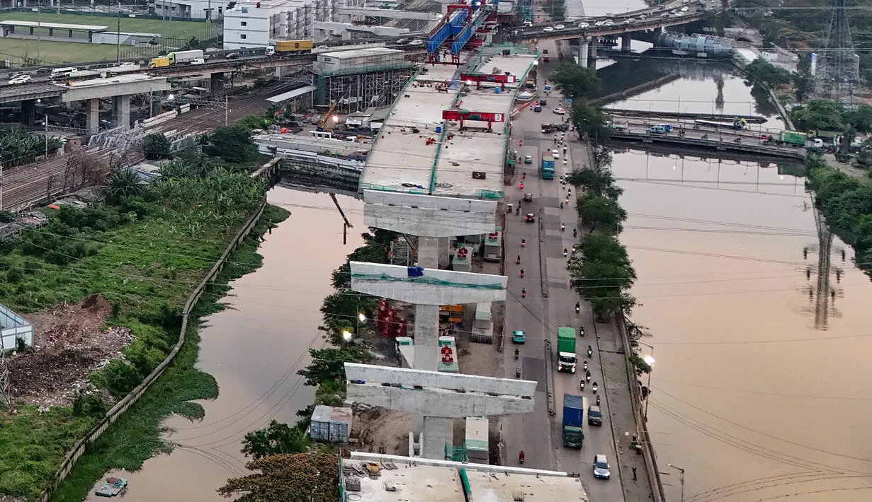 Proyek pembangunan jalan tol Harbour Road II ditarget rampung pada awal tahun 2026. (merdeka.com/Arie Basuki)