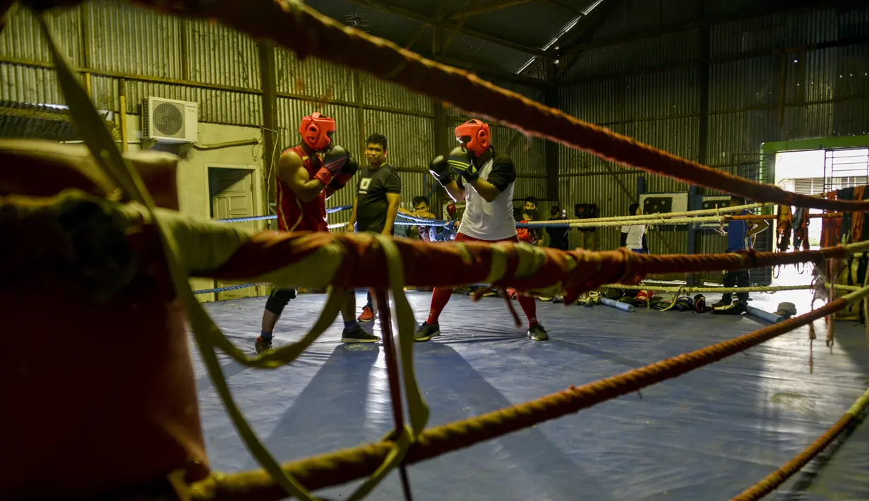 Petinju amatir mengikuti sesi latihan di sebuah pusat olahraga di Banda Aceh (24/8/2020). (AFP Photo/Chaideer Mahyuddin)
