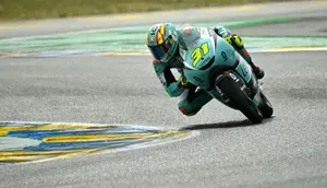 Pembalap Spanyol dari Leopard Racing, Adrian Fernandez, menikung saat balapan Moto3 sebagai bagian dari akhir pekan Grand Prix MotoGP Prancis di Le Mans, Prancis barat laut, pada 10 Mei 2026. (Loic VENANCE/AFP)