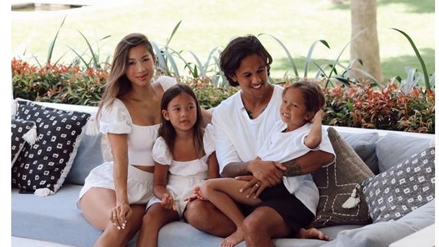 5 Momen Seru Irfan Bachdim Main TikTok Sekeluarga di Candi Prambanan, Kompak