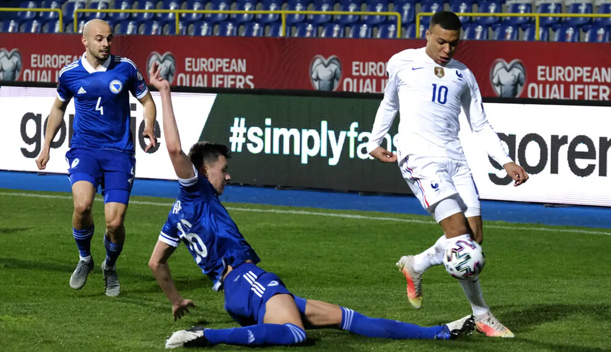Pemain Prancis Kylian Mbappe (kanan) memperebutkan bola dengan pemain Bosnia Anel Ahmedhodzic pada pertandingan Grup D kualifikasi Piala Dunia 2022 di Stadion Grbavica, Sarajevo, Bosnia, Rabu (31/3/2021). Prancis menang 1-0. (AP Photo/Kemal Softic)