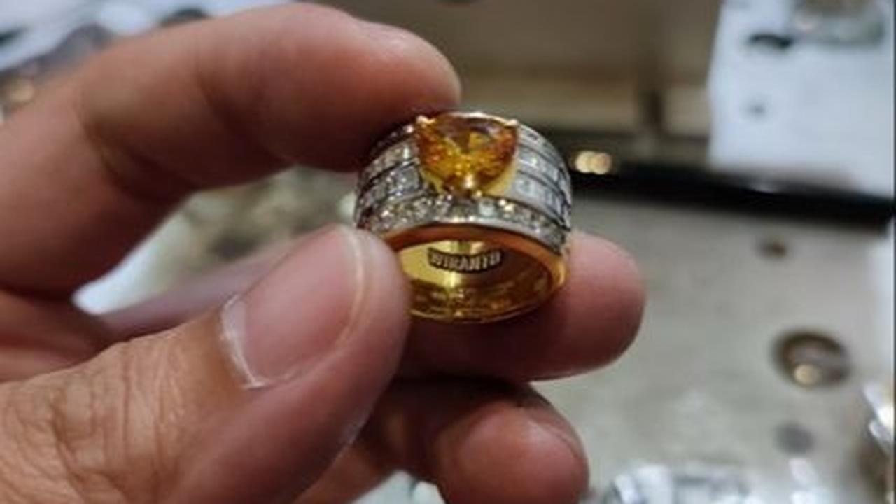 Dalam foto, dibagikan pula potret cincin hasil custom sang jenderal.<br>