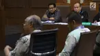 Terdakwa dugaan suap/gratifikasi terkait kerjasama jasa pelayaran yang juga anggota komisi VI DPR RI, Bowo Sidik Pangarso (kedua kiri) menyimak keterangan saksi saat sidang lanjutan di Pengadilan Tipikor, Jakarta, Rabu (4/9/2019). Sidang mendengar keterangan saksi. (Liputan6.com/Helmi Fithriansyah)