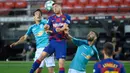 Bek Barcelona, Sergi Roberto, berebut bola dengan gelandang Osasuna, Inigo Perez, pada laga lanjutan La Liga pekan ke-37 di Camp Nou, Jumat (17/7/2020) dini hari WIB. Barcelona kalah 1-2 atas Osasuna. (AFP/Lluis Gene)
