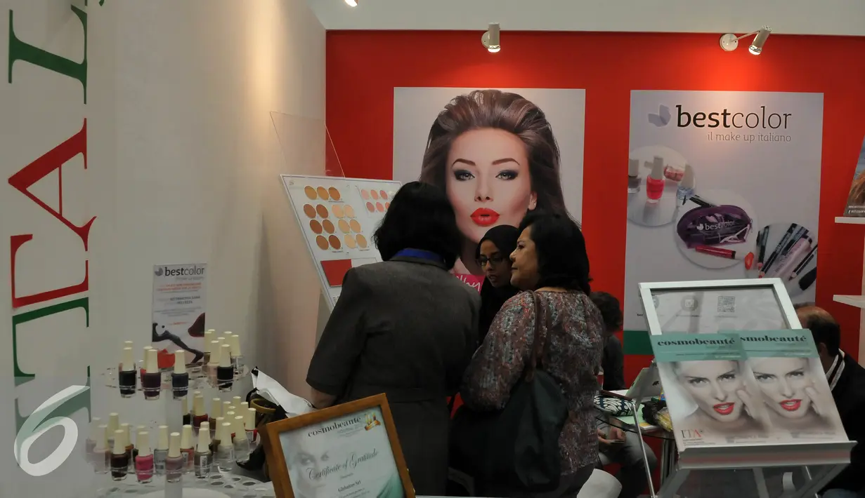 Pengunjung mengamati sejumlah alat kecantikan saat digelarnya pameran alat kecantikan di Jakarta Convention Center (JCC), Jakarta, Sabtu (17/10). Acara akan berlangsung hingga 17 Oktober 2015. (Liputan6/Johan Tallo)
