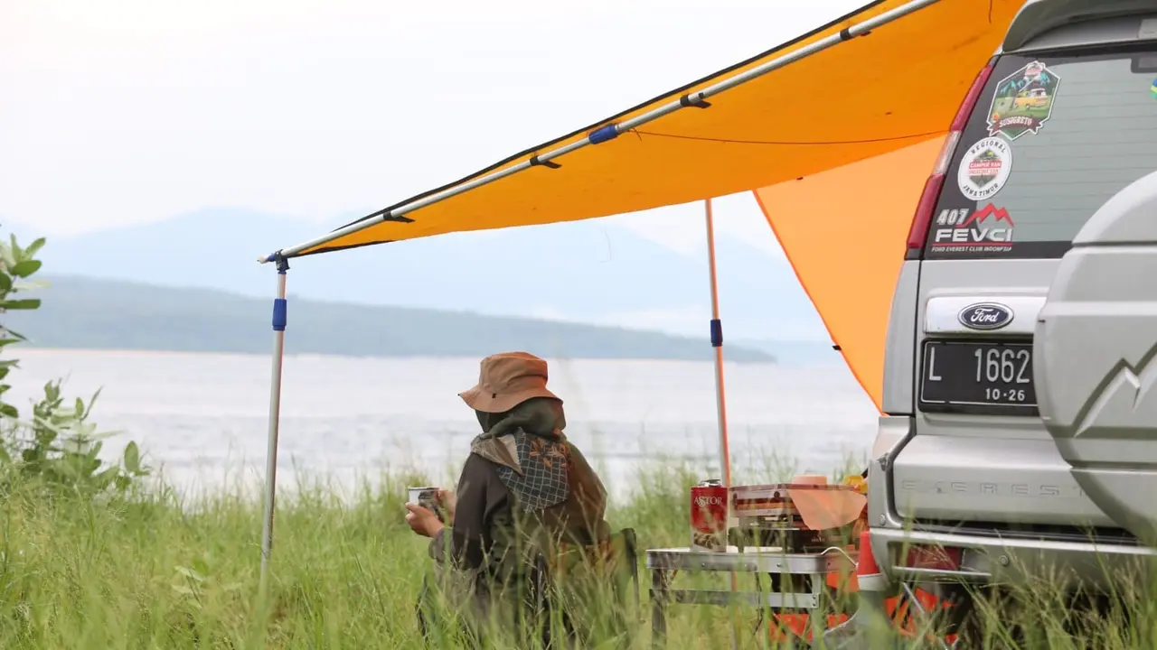 Peserta Camper Van menikmati suasana pantai GWD Banyuwangi (Istimewa)