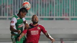 Duel pemain Semen Padang, Marcel Sacramento  (kanan) dengan pemain PS TNI pada lanjutan Torabika SC 2016 di Stadion Pakansari, Bogor, Minggu (23/10/2016). (Bola.com/Nicklas Hanoatubun)