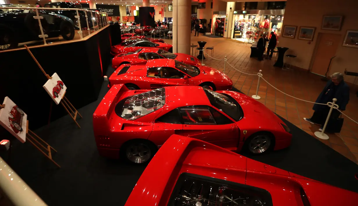 Seorang pengunjung melihat mobil Ferrari klasik saat dipamerkan dalam peresmian pameran Ferrari di Monako (3/12). Sekitar lima puluh mobil ferrari unik klasik di dunia ini dipamerkan di acara tersebut. (AFP Photo/Valery Hache)