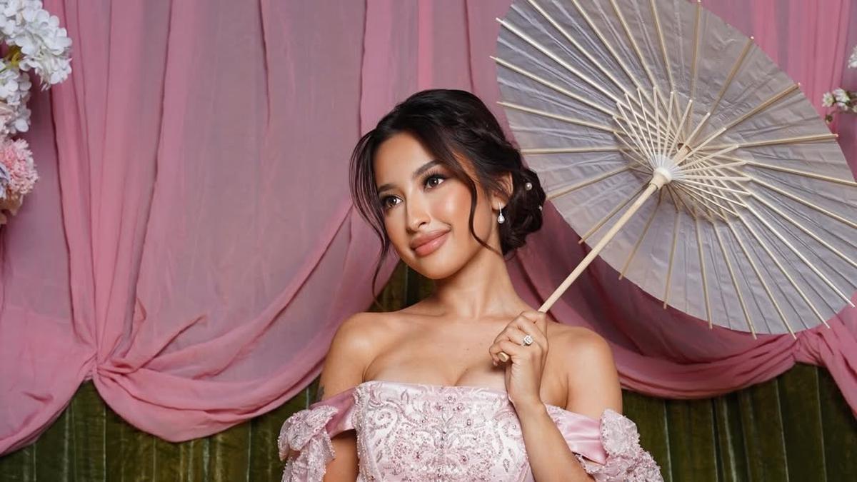 Soft Pink Romance ala Jennifer Coppen, Tampil Bak Heroine Bridgerton di Momen Bridal Proposal