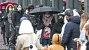 Orang-orang mengantre di depan sebuah toko di pusat Kota Essen, Jerman, Senin (14/12/2020). Jerman melakukan lockdown nasional pada 16 Desember 2020 untuk memerangi pandemi COVID-19. (AP Photo/Martin Meissner)