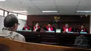 Majelis Hakim saat membacakan vonis untuk Terdakwa Antonius Bambang Djatmiko di Pengadilan Tipikor, Jakarta, Senin (20/4/2015). Antonius divonis pidana dua tahun penjara dan denda Rp100 juta subsider dua bulan kurungan. (Liputan6.com/Yoppy Renato)