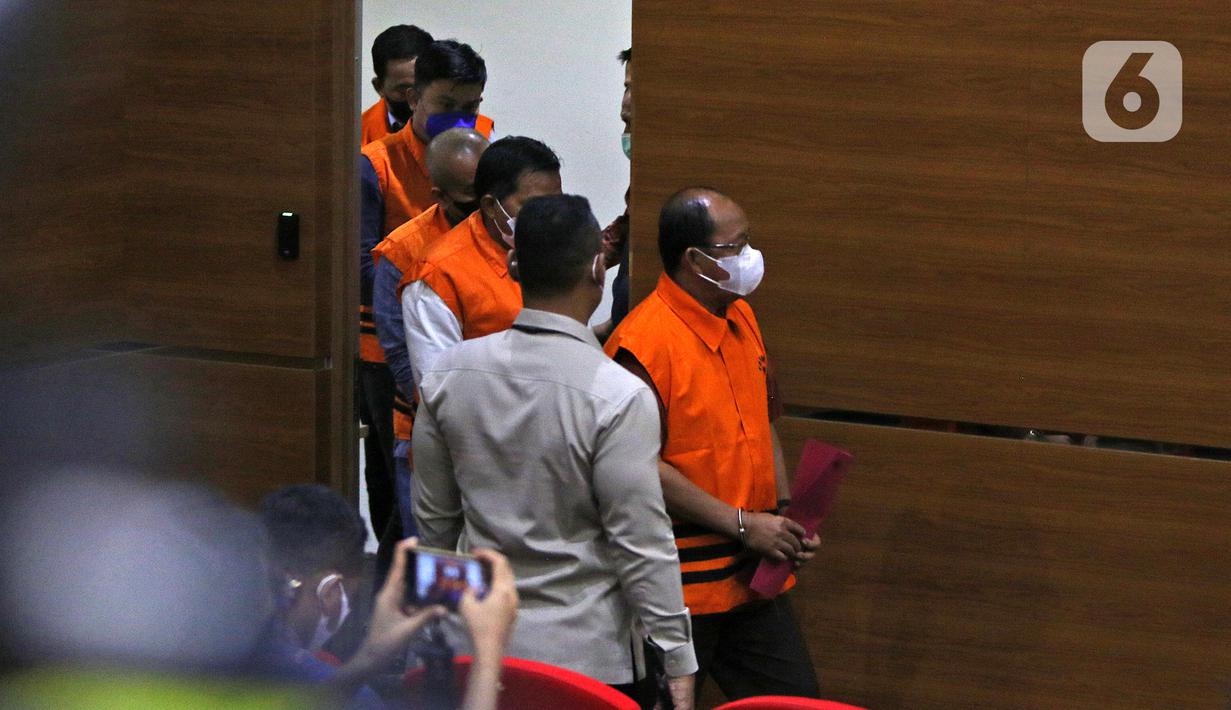 Sejumlah anggota DPRD Muara Enim dihadirkan dalam jumpa pers di Gedung KPK, Jakarta, Kamis 30/09/2021). Sebanyak 10 anggota DPRD Muara Enim ditahan terkait dugaan suap pengadaan barang dan jasa di Dinas PUPR dan pengesahan APBD tahun 2019. (Liputan6.com/Herman Zakharia)