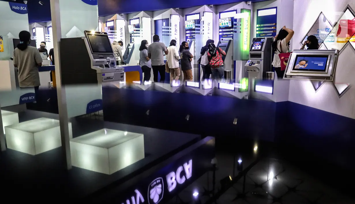 Warga melakukan transaksi di mesin ATM kawasan Kuningan, Jakarta, Rabu (12/10/2022). Data Bank Indonesia (BI) mengungkapkan, nilai transaksi uang elektronik year on year (yoy) per Agustus 2022 mencapai Rp 35,5 triliun. (Liputan6.com/Johan Tallo)