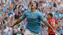 Gelandang Manchester City Samir Nasri (C) melakukan selebrasi setelah berhasil mencetak gol keempat pada pertandingan sepak bola Liga Inggris antara Manchester City vs Manchester United di Stadion Etihad, Manchester (22/09/13). (AFP/Andrew Yates)
