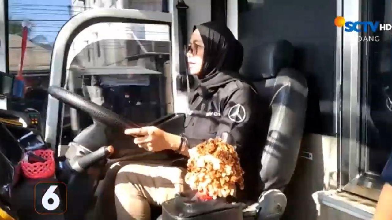 Satu-Satunya Perempuan Pengemudi Bus Jarak Jauh