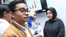 Georgia Aisyah bersiap menjalani sidang perdana perceraian dengan Aldi Taher di Pengadilan Agama Jakarta Pusat, Senin (20/11). Georgia yang mengenakan pakaian serba hitam ini didampingi kuasa hukum dan keluarganya. (Liputan6.com/Herman Zakharia)