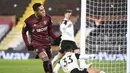 Gelandang Leeds United, Raphinha melakukan selebrasi usai mencetak gol kedua timnya ke gawang Fulham dalam laga lanjutan Liga Inggris 2020/2021 pekan ke-29 di Craven Cottage, London, Jumat (19/3/2021). Leeds United menang 2-1 atas Fulham. (AP/Andy Rain/Pool)