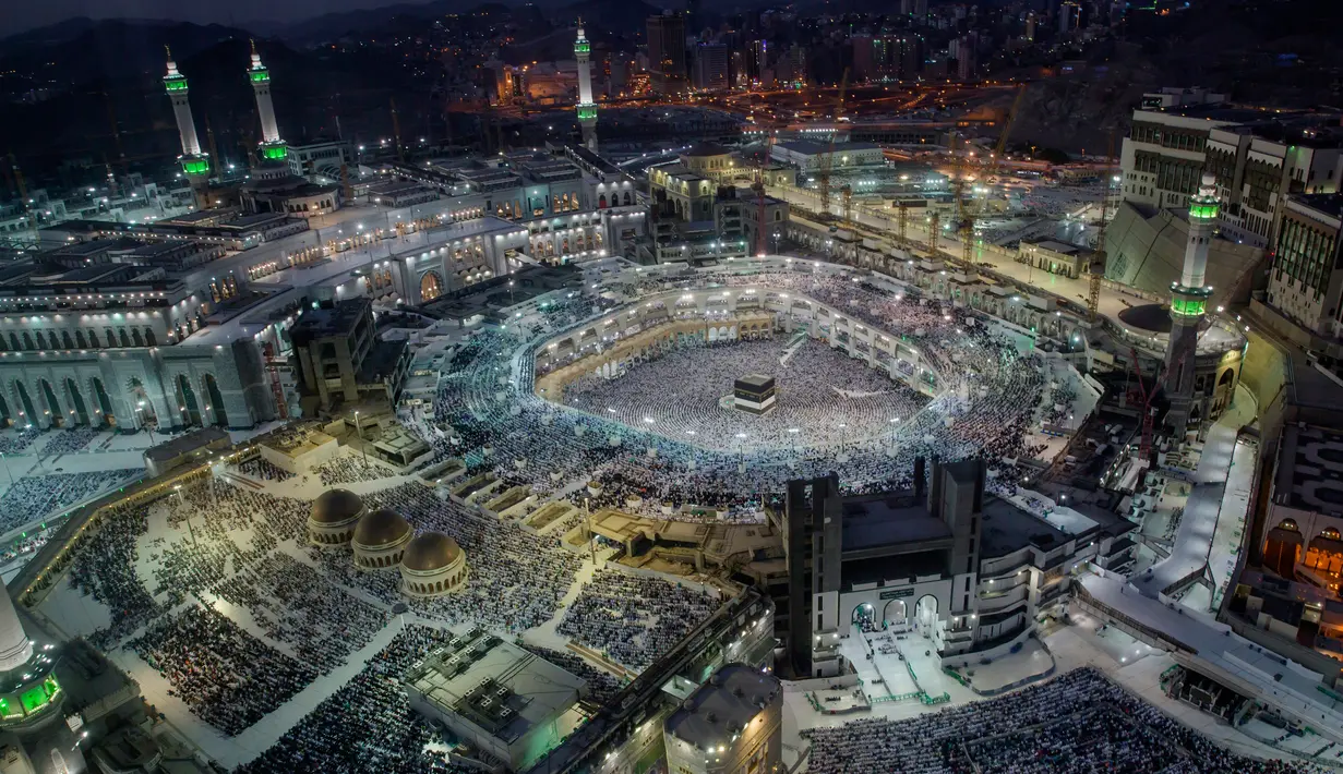 Pandangan udara saat Umat Muslim melaksanakan salat menghadap Kakbah di Masjidil Haram, Makkah, Arab Saudi, Kamis (16/8). Jutaan umat Islam dari berbagai negara semakin memadati Masjidil Haram menjelang puncak pelaksanaan ibadah haji. (AP Photo/Dar Yasin)