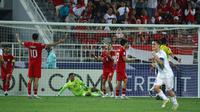 Reaksi kecewa para pemain Timnas Indonesia U-23 setelah kebobolan gol kedua lewat gol bunuh diri Pratama Arhan (kiri) saat menghadapi Uzbekistan U-23 pada laga semifinal Piala Asia U-23 2024 di Abdullah bin Khalifa Stadium, Doha, Qatar, Senin (29/4/2024). (AFP/Karim Jaafar)