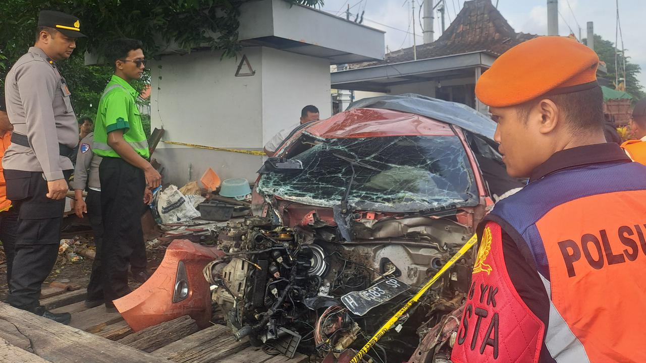 Duh! Mobil yang Tertabrak KA Bangunkarta Berisikan Keluarga dengan Dua Balita