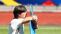 Pelatih Jerman, Joachim Loew tampak serius mengamati latihan para pemain Jerman jelang melawan Prancis pada semi-final piala Eropa 2016 di Evian, Prancis, (7/7/2016). (EPA/Christian Charisius)