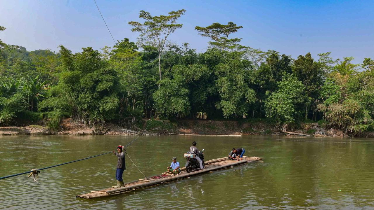 FOTO: Rakit Bambu Terakhir di Sungai Cisadane Masih Melayani Warga