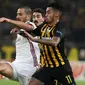 Pemain AC Milan, Leonardo Bonucci berebut bola dengan pemain AEK Athens, Sergio Araujo dalam laga lanjutan Grup D Liga Europa di Stadion Athens Olympic, Jumat (3/11). Tandang ke markas AEK, Milan hanya meraih hasil imbang 0-0. (AP/Petros Giannakouris)