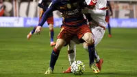 Penyerang Barcelona, Lionel Messi (depan) mendapat penjagaan ketat dari bek Rayo Vallecano, Roberto Roman, pada laga lanjutan La Liga 2015-2016, di Vallecas Stadium, beberapa waktu lalu. Messi mendapat tawaran perpanjangan kontrak sampai 2021. (Reuters/Se
