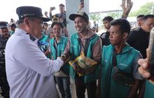 Gubernur Babel Hidayat Arsani Bagikan Bantuan Sembako di Pelabuhan Tanjungkalian