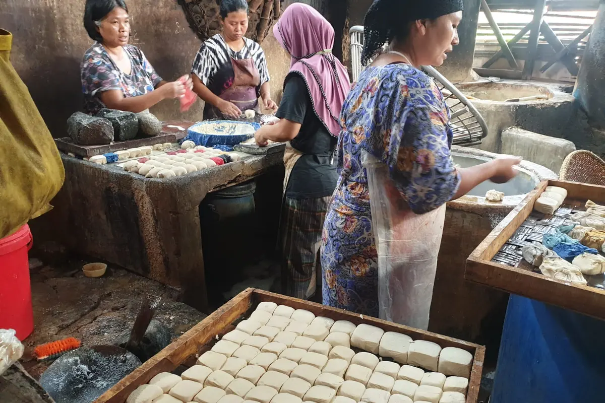 Beberapa pegawai pengrajin tahu di kawasan Suci Garut, Jawa Barat tetap berproduksi melayani konsumen pelanggan setia kalangan penjual bakso.