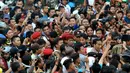 Suasana Pasar Kajen pun langsung diliputi euforia menyambut Gubernur DKI Jakarta nonaktif itu. Teriakan "Hidup Jokowi" serentak keluar dari ribuan mulut mengiringi Jokowi sampai ke dalam pasar,(Liputan6.com/Herman Zakharia)